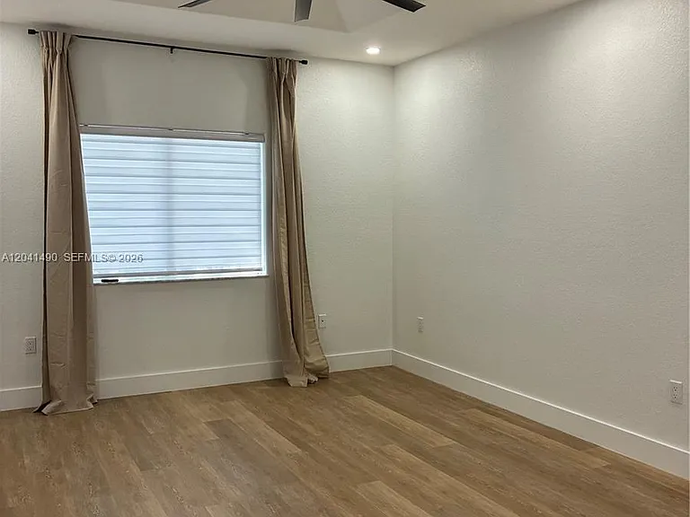 211 SW 15th Ter — Photo 3