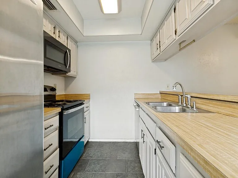 2929 Pegasus Dr — Photo 5