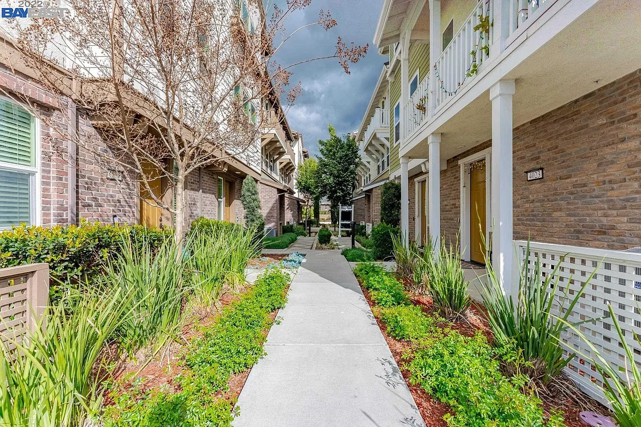 3 bed, 3.5 bath, 1879 sqft, $4,200 — Photo 1