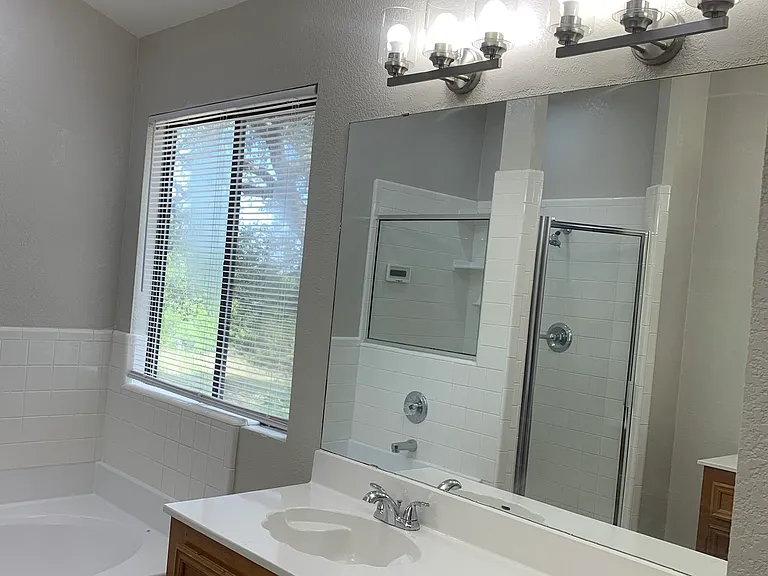 1312 W Avenue D — Photo 15
