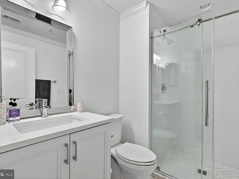 619 E Custis Ave — Photo 23
