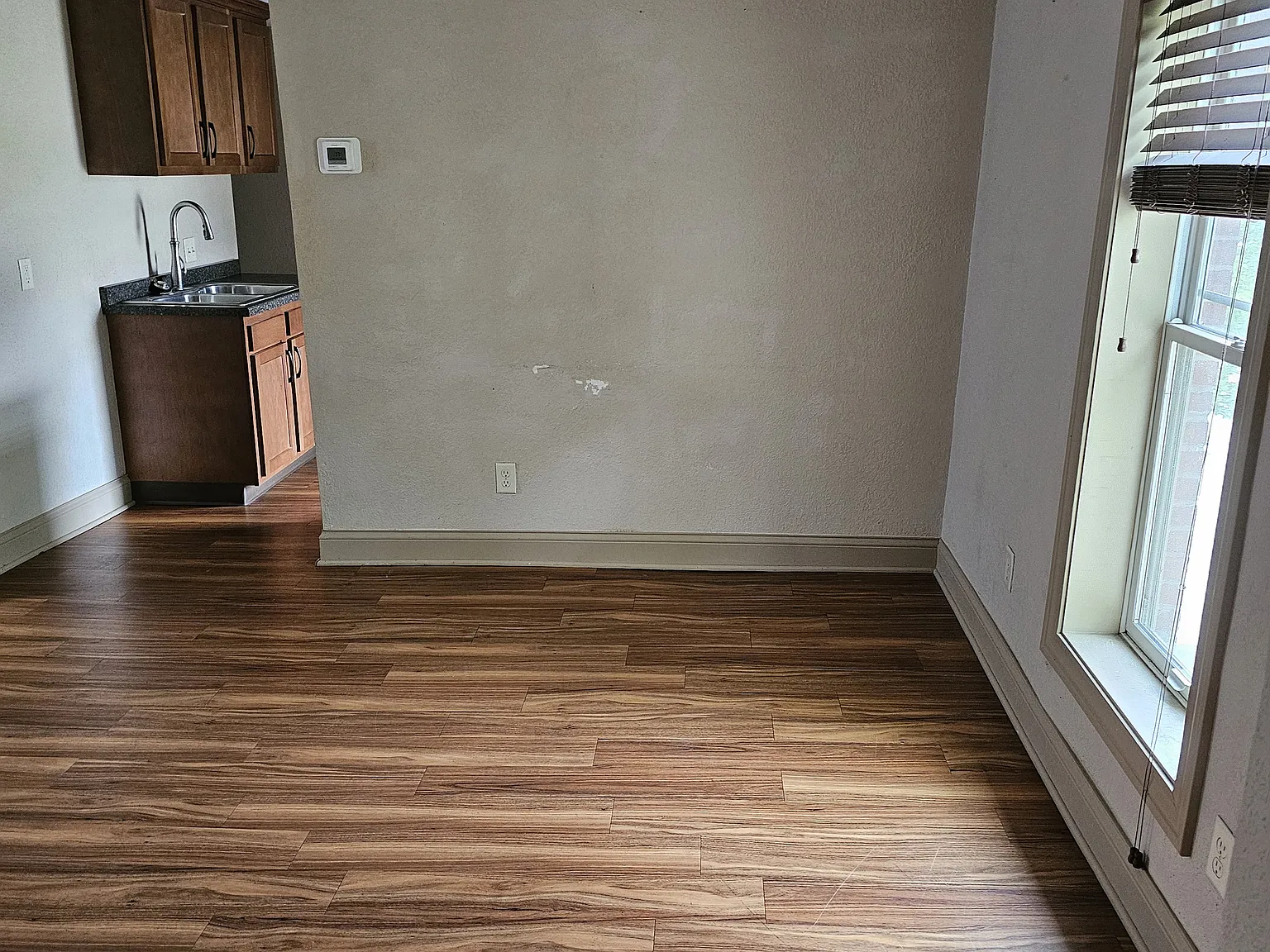 4 bed, 4000 sqft, $1,900 — Photo 2