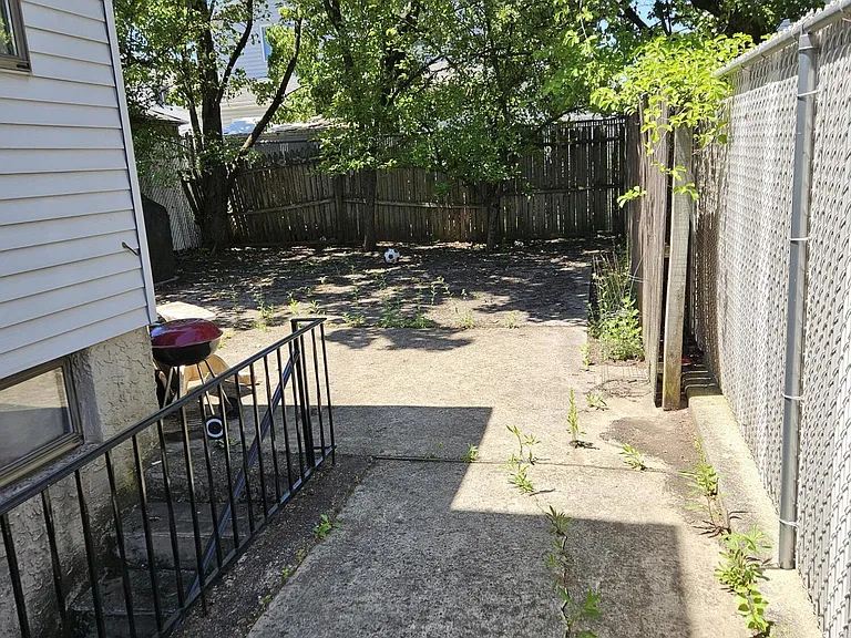 486 Elverton Ave — Photo 3