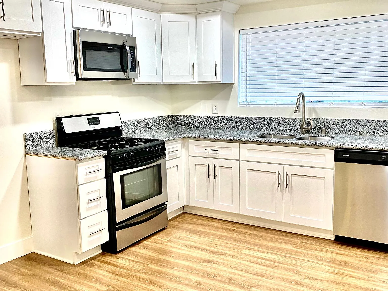 4 bed, 2.5 bath, 1950 sqft, $6,900 — Photo 4