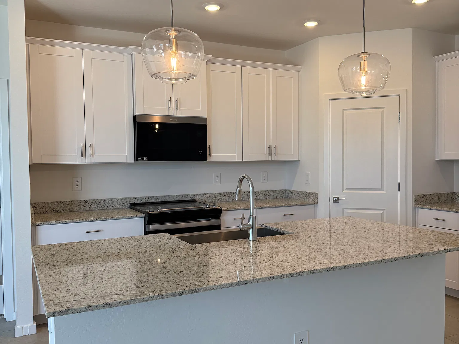 4 bed, 1832 sqft, $1,875 — Photo 3