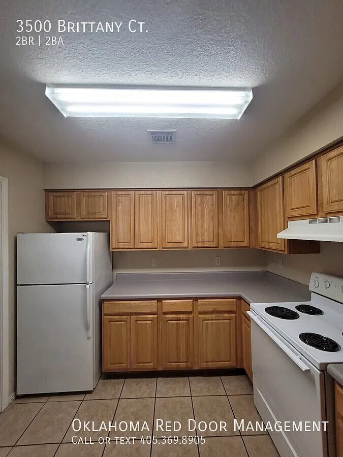 2 Bedroom Home In Moore School District! 1/2 First Month Rent — Photo 3