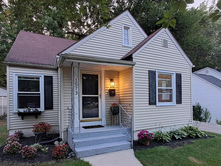 1573 Ardmore St SE — Photo 1