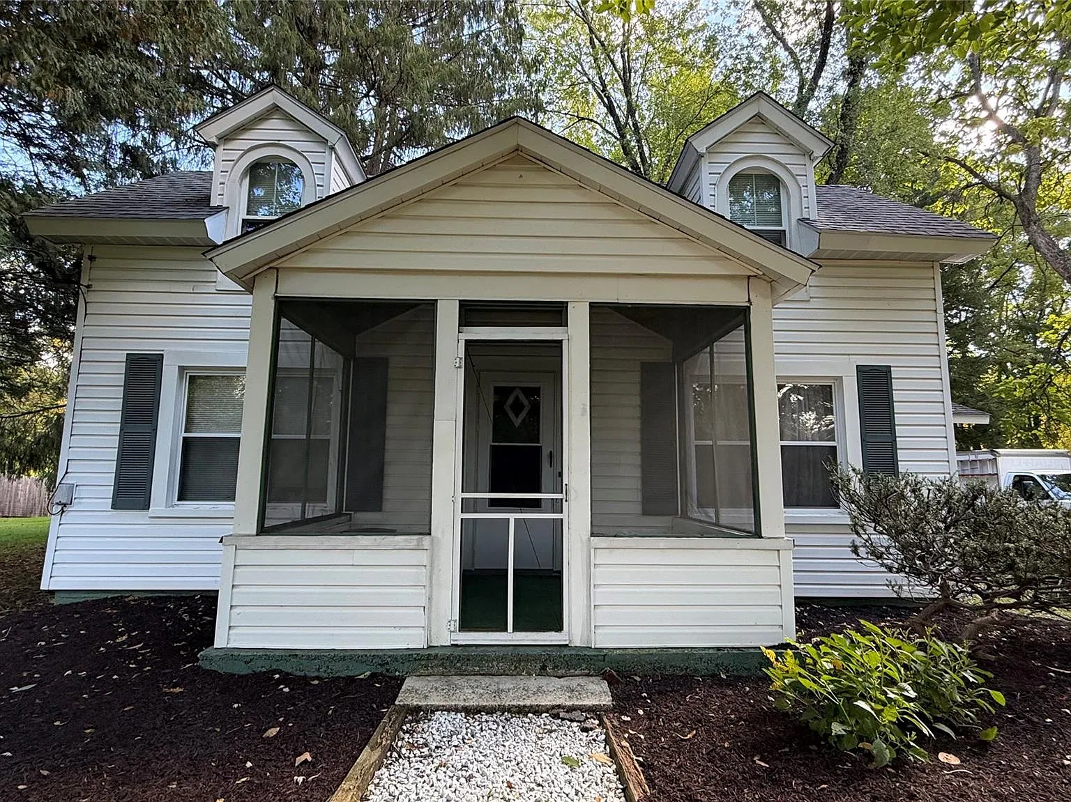 2 bed, 1.0 bath, 1310 sqft, $2,800 — Photo 2
