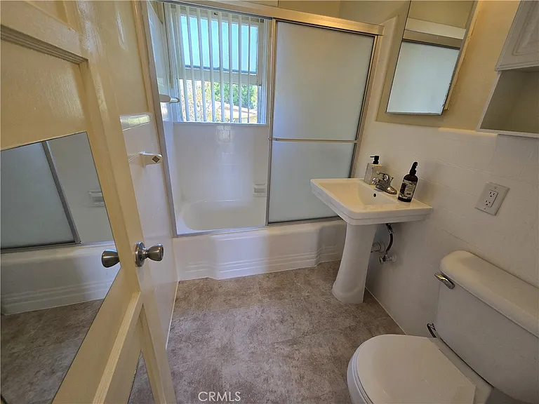 1129 N Clark St — Photo 4