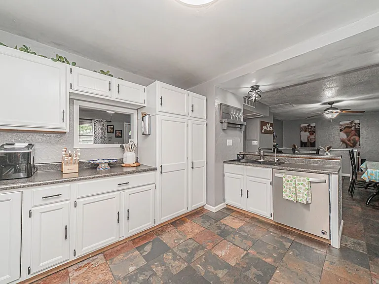 224 W Chestnut St — Photo 16