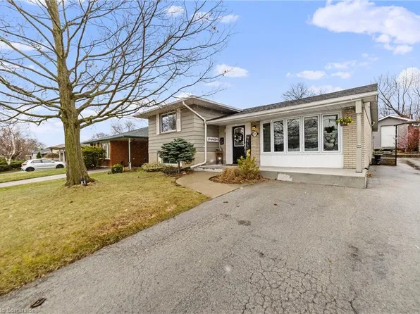 2133 Meadowbrook Rd, Burlington, ON L7P 2A6