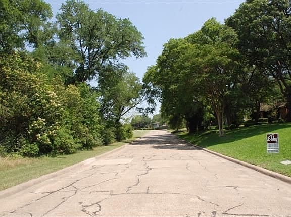 4th image of 440 Edge Lake Dr