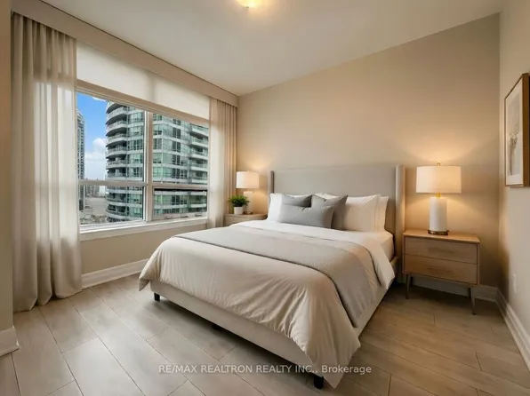 30 Elm Dr W #1011, Mississauga, ON L5B 0N6