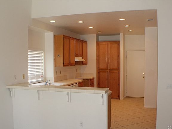 3rd image of 383 Cambridge Dr