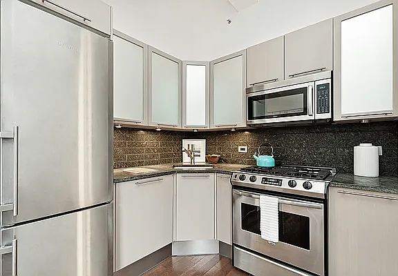 4th image of 120 Greenwich St APT 8J