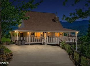 860 Pine Top Ln, Gatlinburg, TN 37738