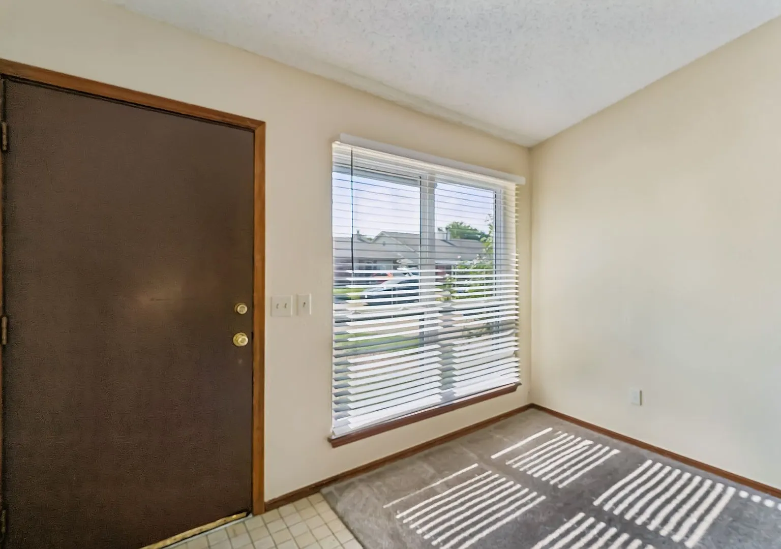 208 Hudson Pl — Photo 2