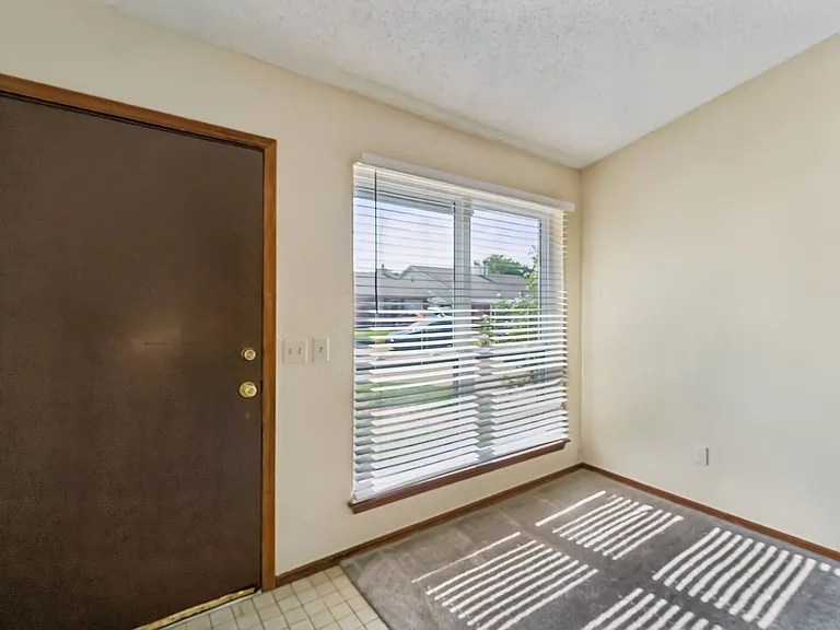 208 Hudson Pl — Photo 2