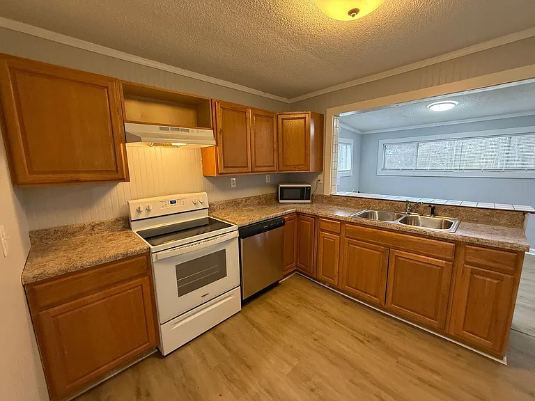 456 Warren St — Photo 6