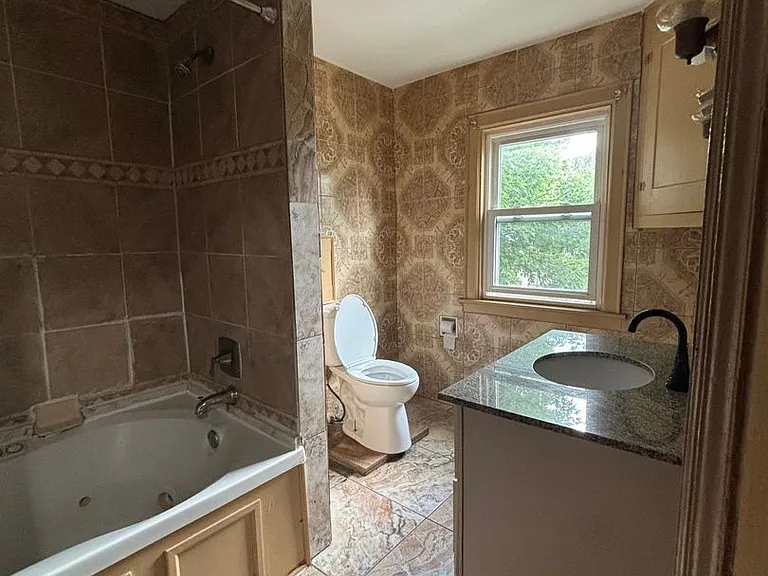 516 Wrexham Ave — Photo 12