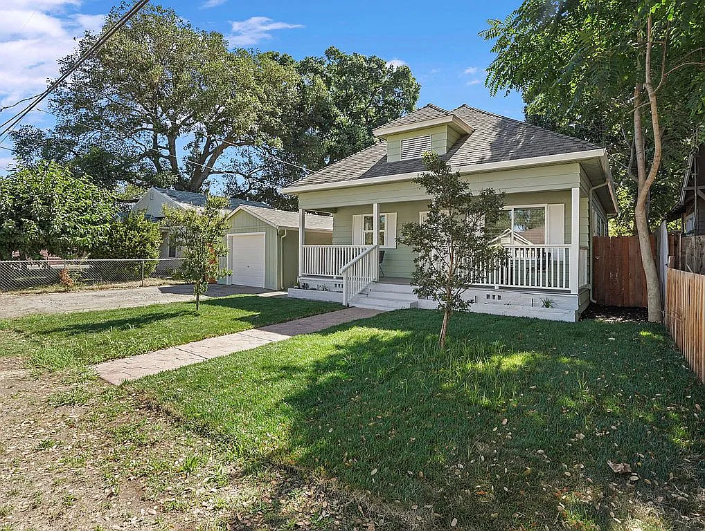 18764 N Olive St photo 1