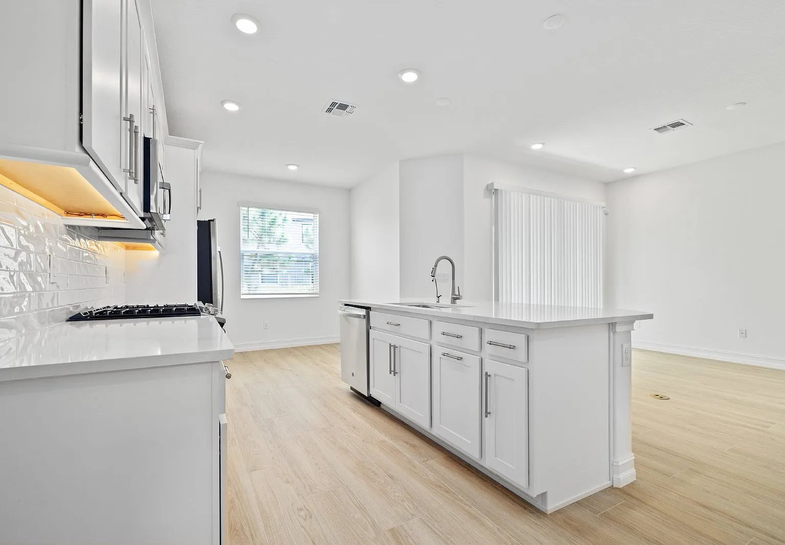 3 bed, 2.5 bath, 1829 sqft, $2,595 — Photo 4