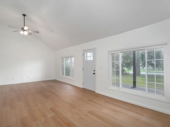 3rd image of 2833 N York Avenue