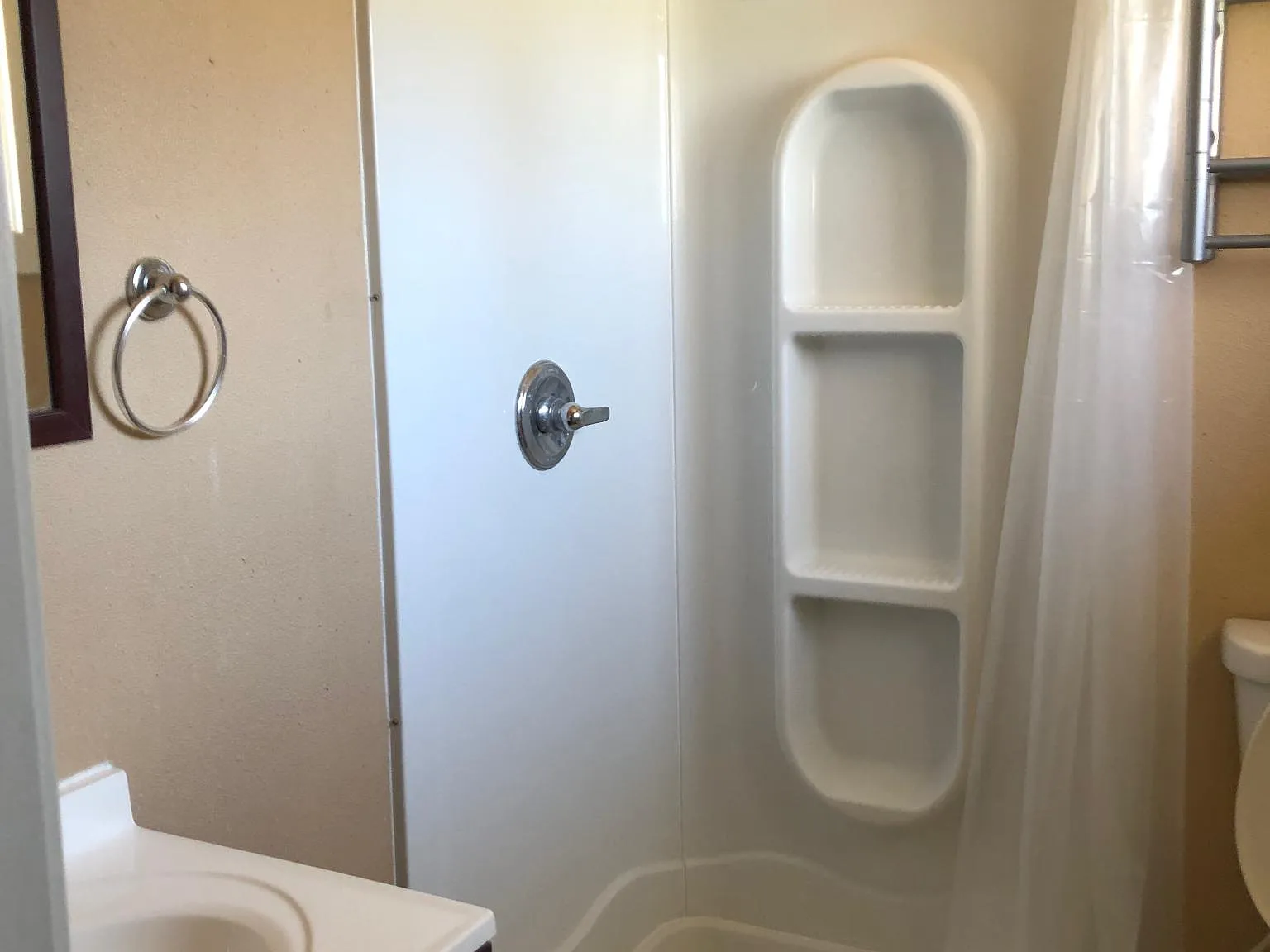4 bed, 2300 sqft, $2,000 — Photo 2
