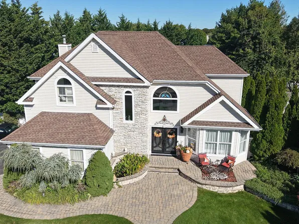 112 Summerfield Drive, Holtsville, NY 11742