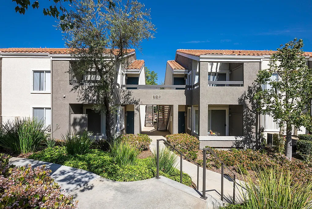 Emerald Pointe — Photo 3