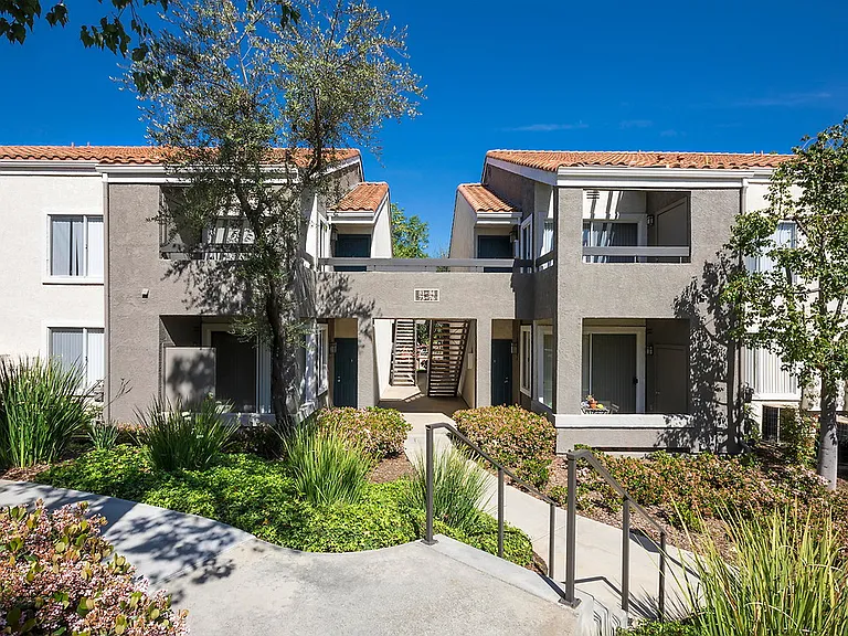 Emerald Pointe — Photo 3