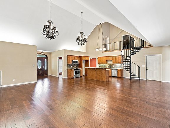 5th image of 693 Brandon Dr