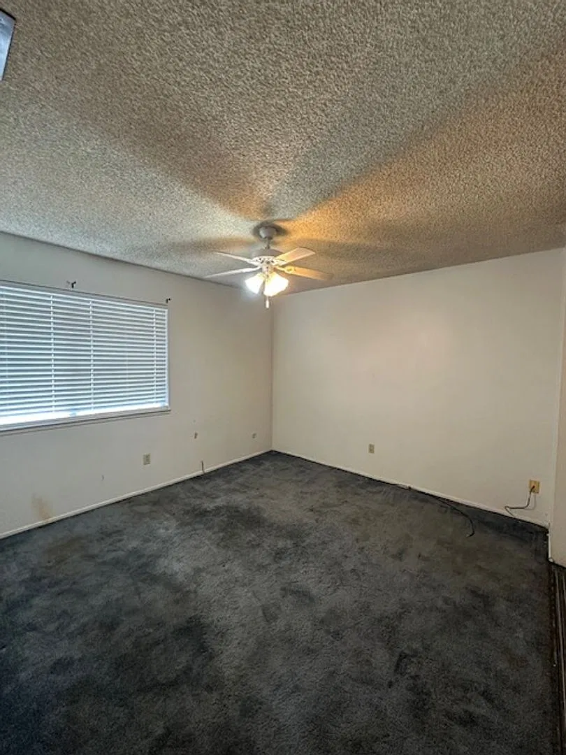 3 bedroom condo in Central Woodland — Photo 4