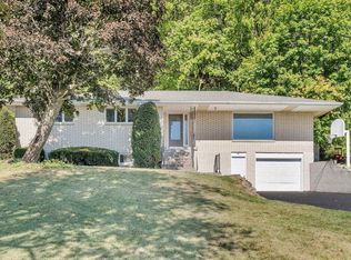 911 E Bluff St, Cassville, WI 53806