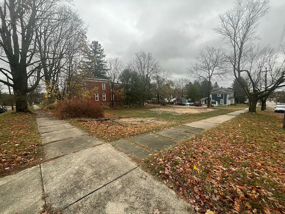 2nd image of 218 W Pine St