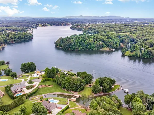 6255 Mountainside Dr, Hickory, NC 28601