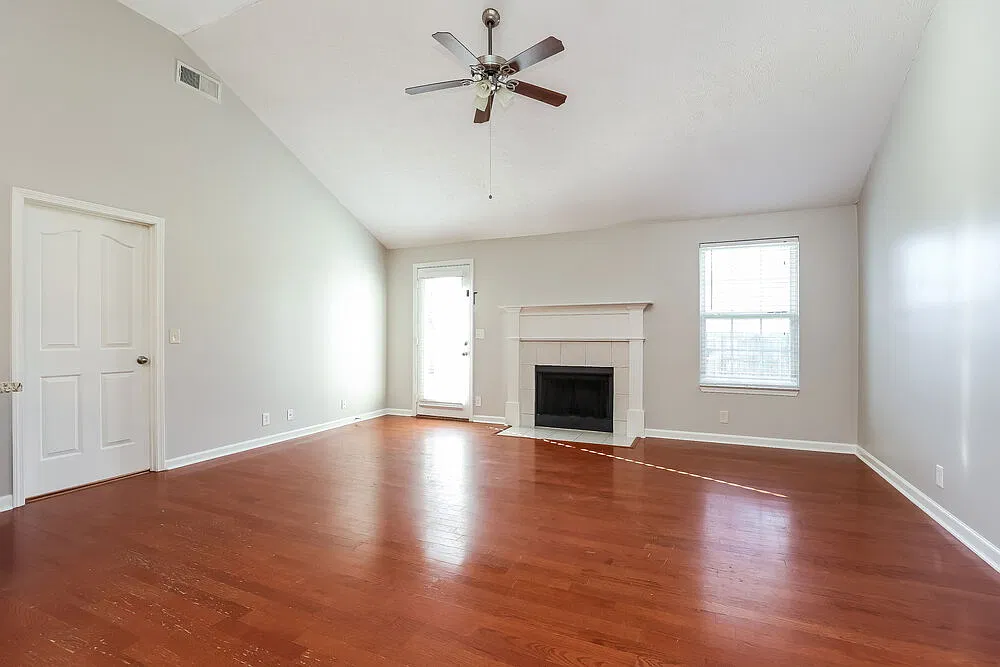 3 bed, 2.0 bath, 1238 sqft, $2,570 — Photo 4
