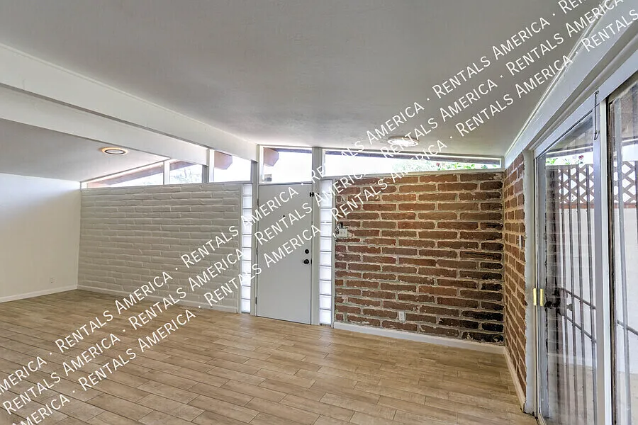 Amazing 3/2 + Den Home with SOLAR and POOL!! — Photo 3
