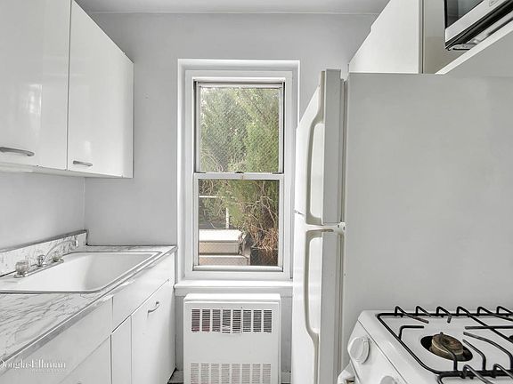 4th image of 435 E 77th St APT 5G