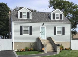 582 Beacon Ave, Lindenhurst, NY 11757