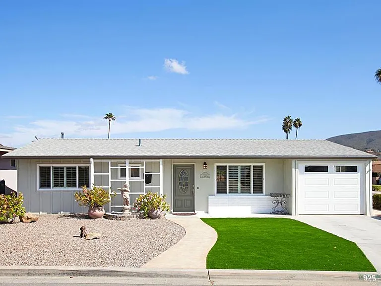 925 La Fiesta Way — Photo 1