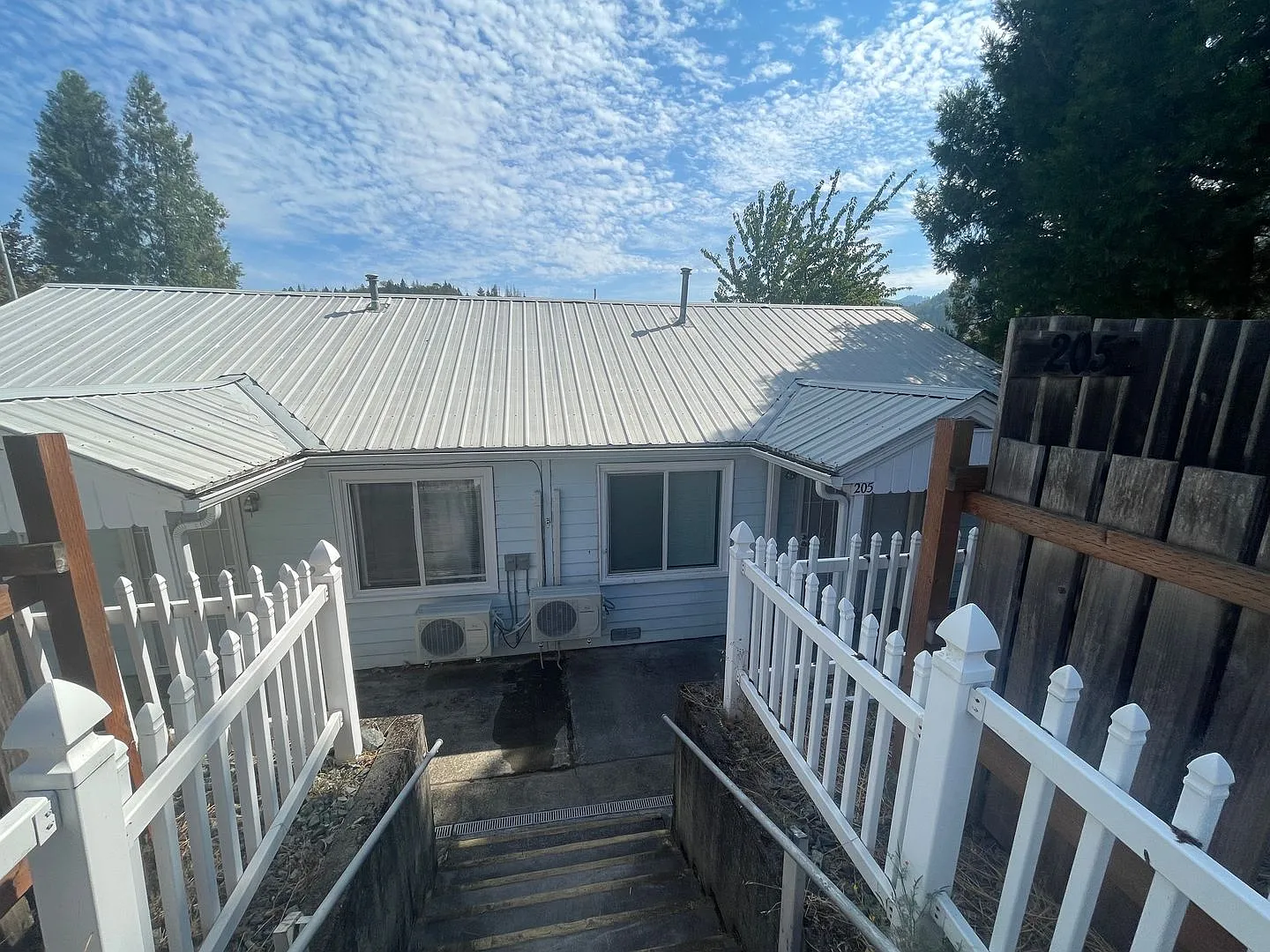 SALG205 — Photo 3