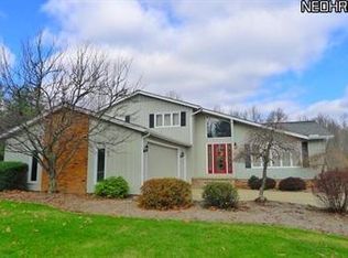 9020 Old Meadow Dr, Chagrin Falls, OH 44023