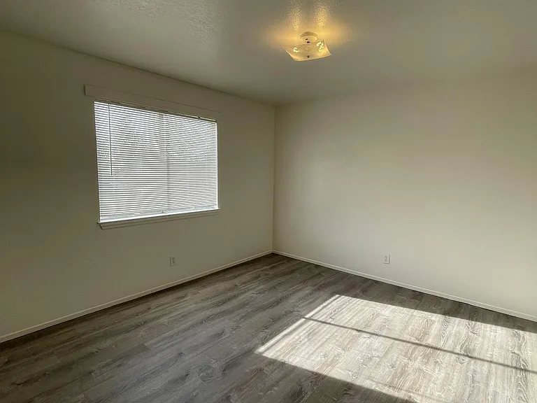 935 Kenwood Ave — Photo 12