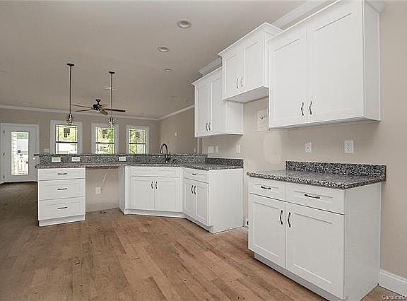5th image of 404 Belton Ave