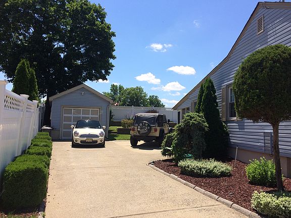 5-Car Drive + 1-Car Garage