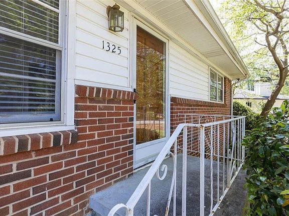 4th image of 1325 Cliffwood Dr SE