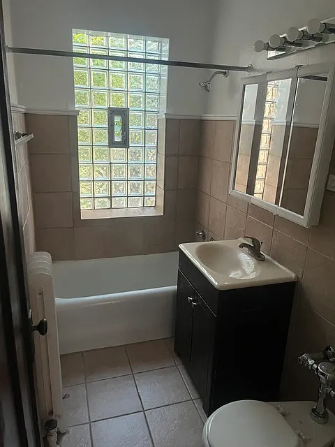 Spacious, Sunny 1 Bed with Great Location Near El & Metra! Parking Available! — Photo 4
