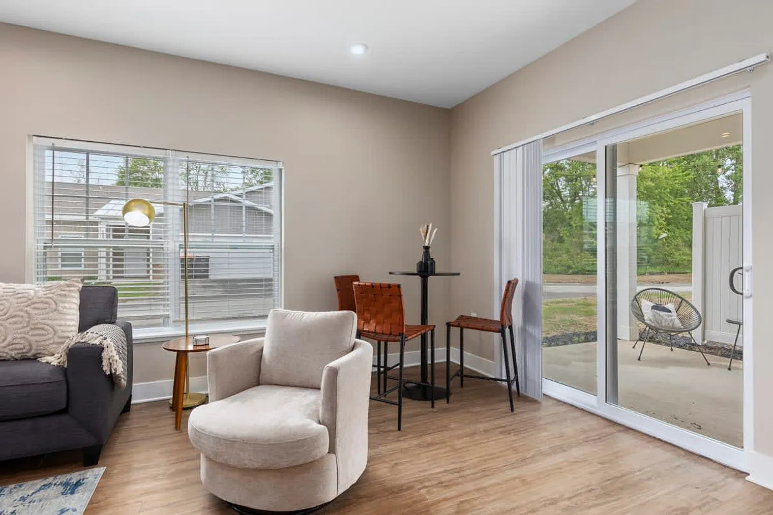 12 bed, 12.0 bath, 8191 sqft, $8,694 — Photo 3