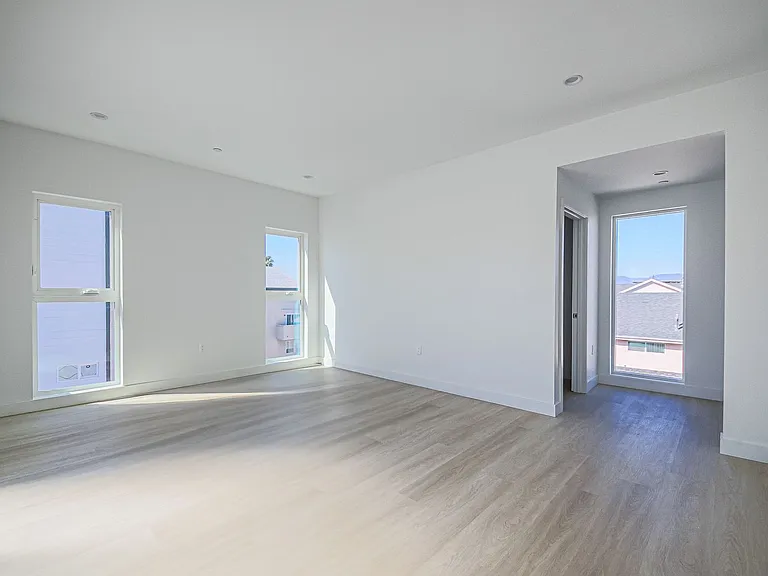 Luxury 2026 Townhomes with Massive Bedrooms + Decks with Views — Photo 86